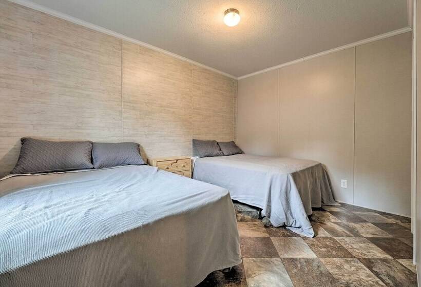 Cozy Cabin: Community Pool & Lakefront Beach!