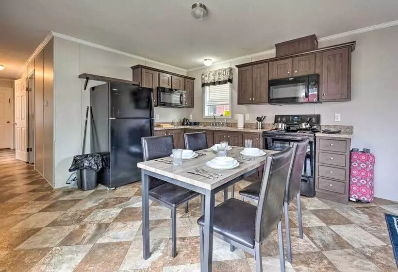 Cozy Cabin: Community Pool & Lakefront Beach!