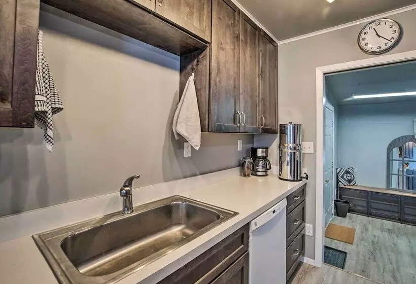 Cozy Cle Elum Cabin W/ 3 Acres & Stocked Pond