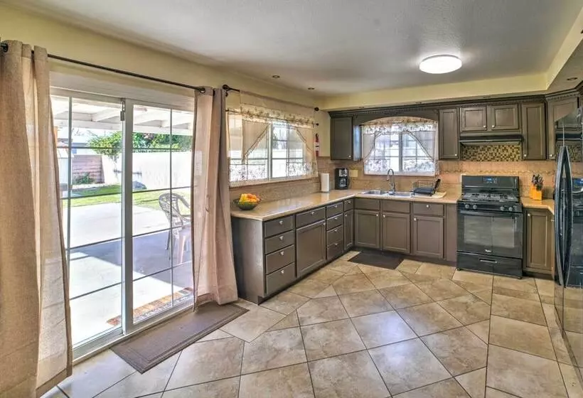 Family Friendly Home W/ Basketball Court!