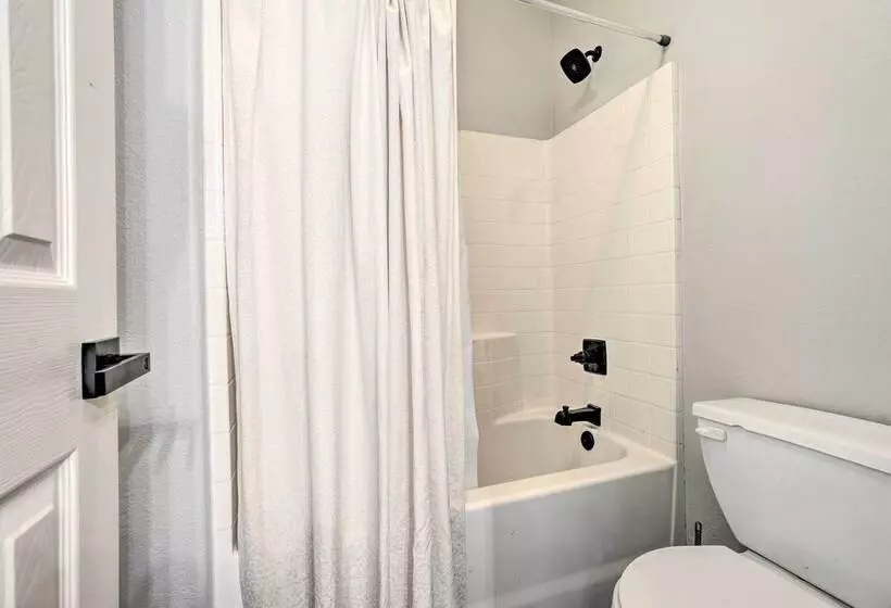 Glendale Home, 4 Mi To Peoria Sports Complex!