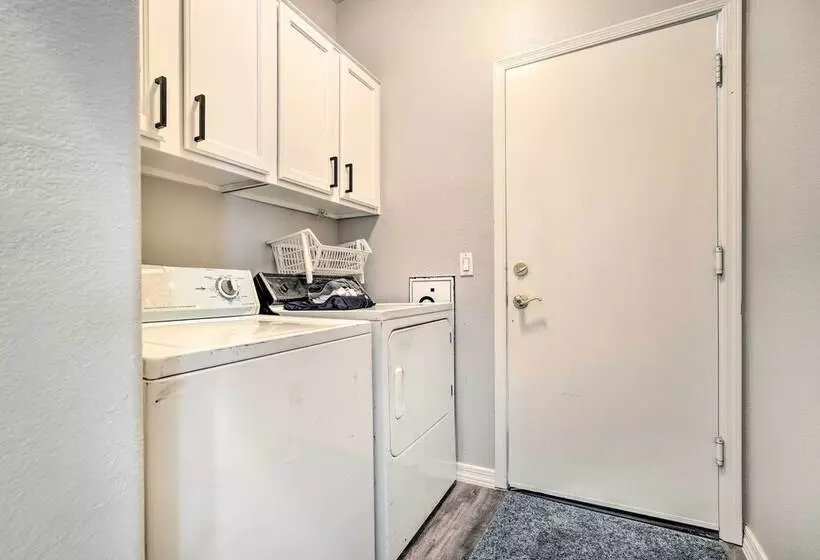 Glendale Home, 4 Mi To Peoria Sports Complex!
