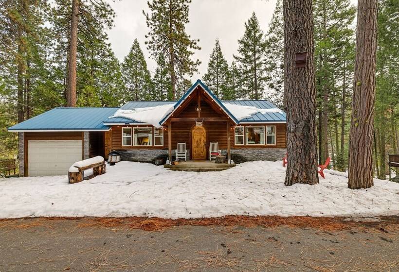 Homey Long Barn Cabin W/ Deck & Fire Pit!