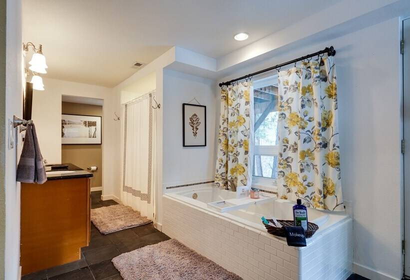 Homey Long Barn Cabin W/ Deck & Fire Pit!