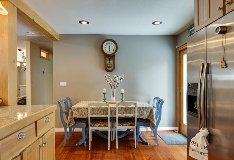 Homey Long Barn Cabin W/ Deck & Fire Pit!