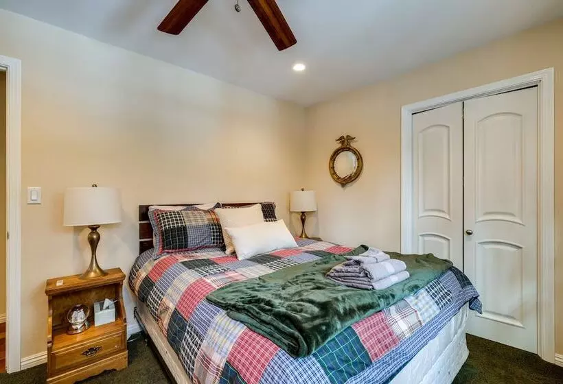 Homey Long Barn Cabin W/ Deck & Fire Pit!