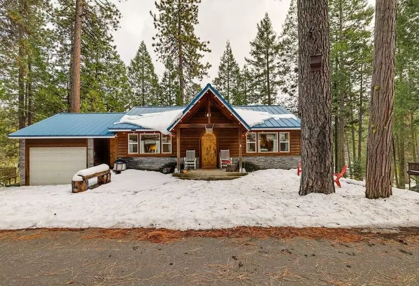 Homey Long Barn Cabin W/ Deck & Fire Pit!
