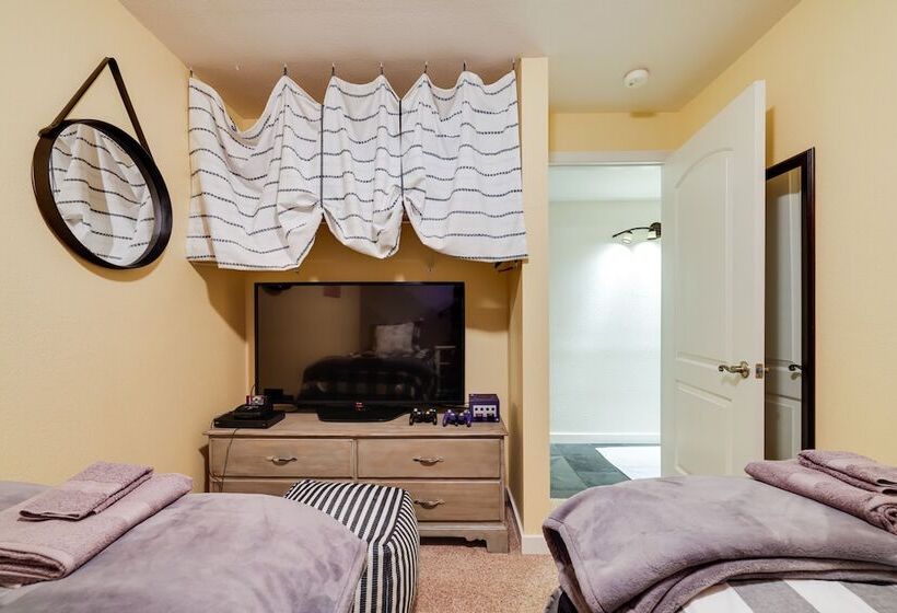 Homey Long Barn Cabin W/ Deck & Fire Pit!