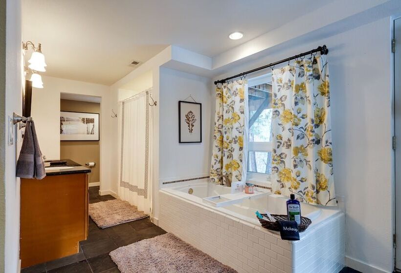 Homey Long Barn Cabin W/ Deck & Fire Pit!