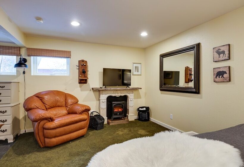 Homey Long Barn Cabin W/ Deck & Fire Pit!