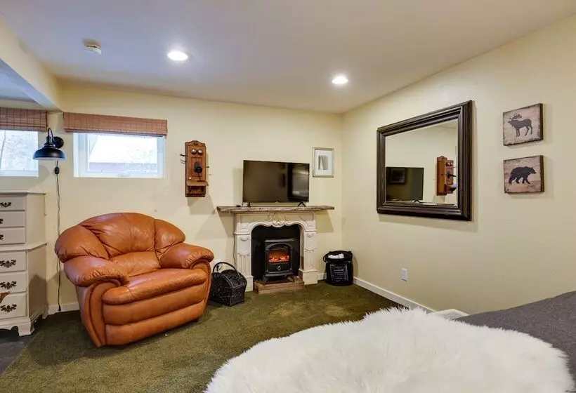 Homey Long Barn Cabin W/ Deck & Fire Pit!