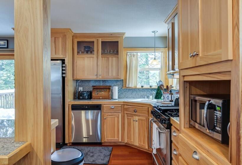 Homey Long Barn Cabin W/ Deck & Fire Pit!