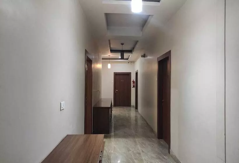 Hotelli Holiday Palace