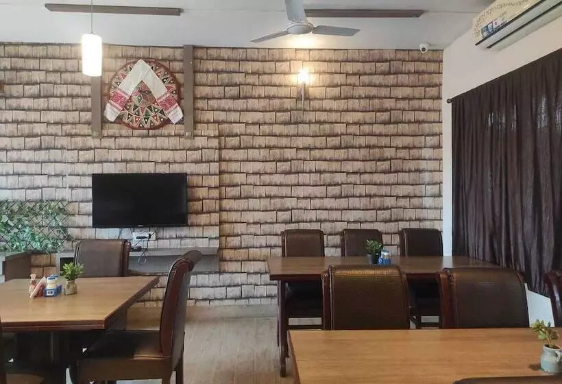 Hotelli Holiday Palace