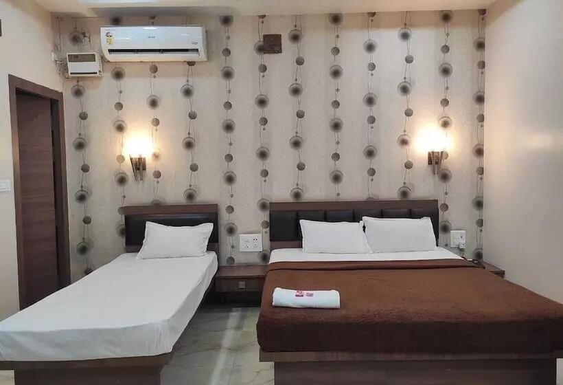 Hotelli Holiday Palace