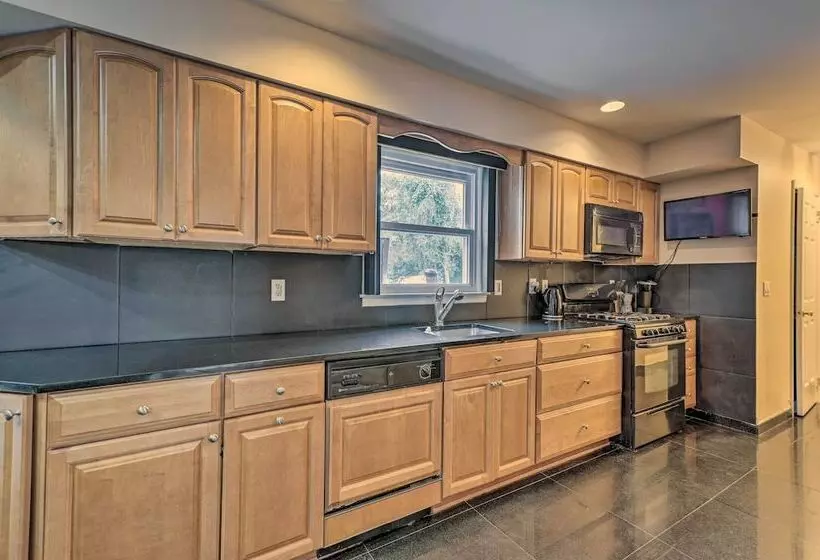 Jersey Home W/ Private In Ground Pool & Hot Tub!