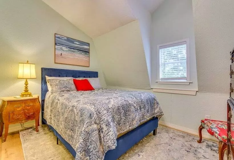 Lakefront Arkansas Abode   Deck, Grill & Fire Pit