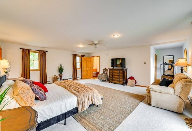 New York Retreat Furnished Deck & Mountain Views