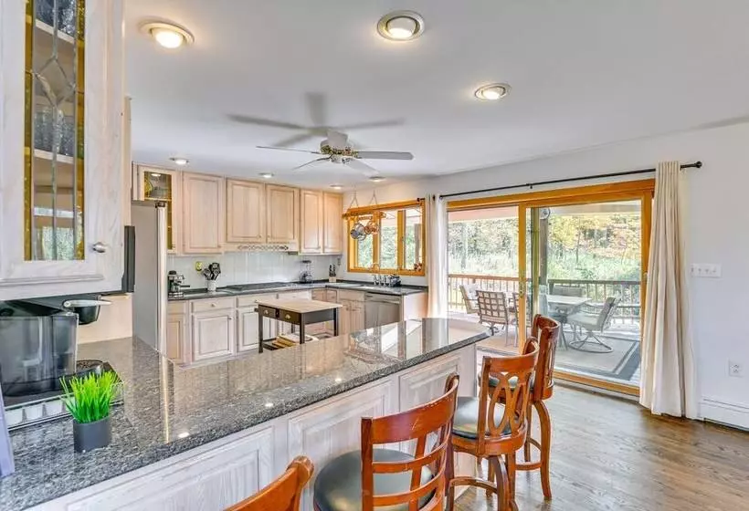 New York Retreat   Furnished Deck & Mountain Views