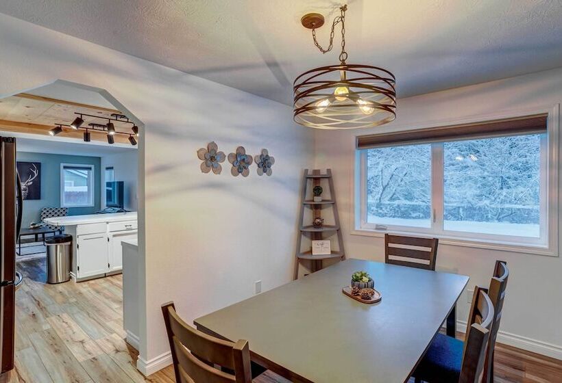 Northern Bliss House W/ Mountain Views!