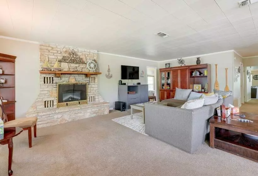 Pet Friendly Canyon Lake Home   2 Mi To Beach!