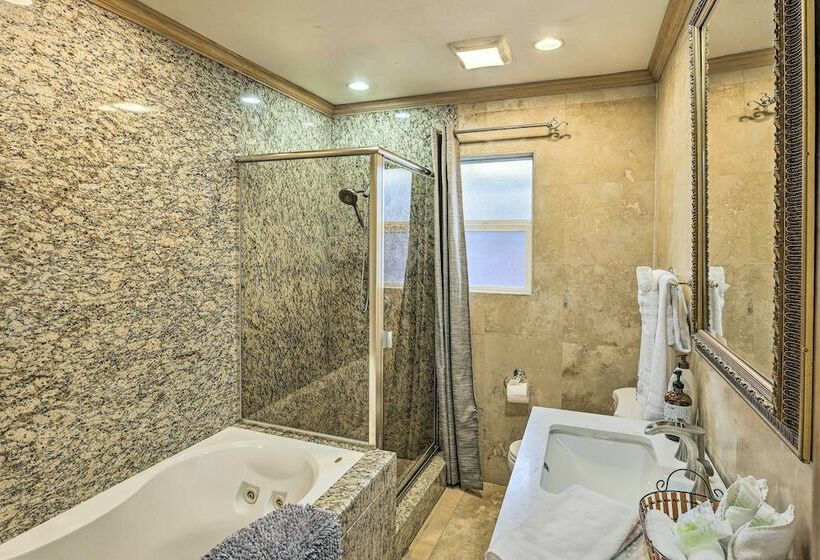 Petfriendly Hygge Home W/ Outdoor Pool!