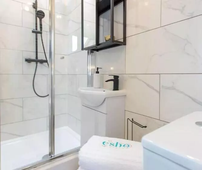 اقامتگاه All Ensuite,smarttvs,garden,20 Mins To Nec,parking