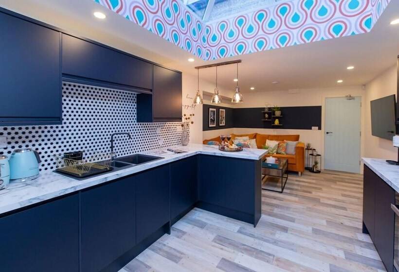 Residenz All Ensuite,smarttvs,garden,20 Mins To Nec,parking