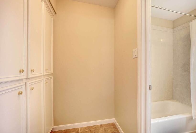 Secluded Magnolia Cottage With Pool!