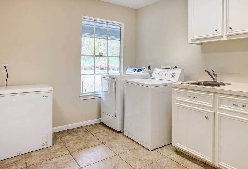 Secluded Magnolia Cottage With Pool!