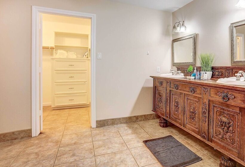 Secluded Magnolia Cottage With Pool!