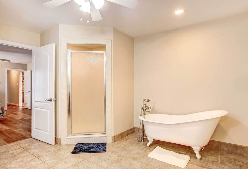 Secluded Magnolia Cottage With Pool!