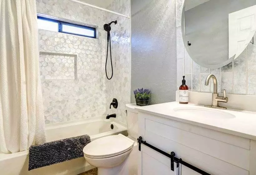 Spacious Arizona Getaway W/ Pool, Pets Welcome!