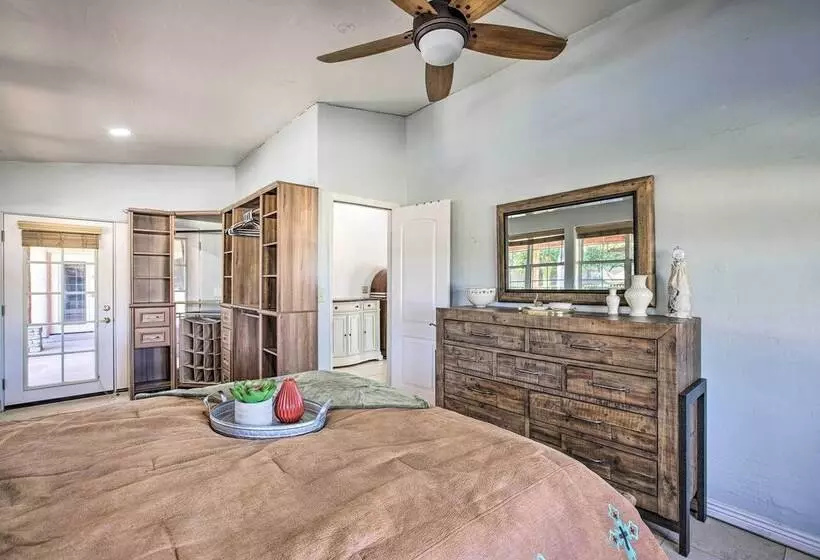 Spacious Glendale Home W/ Outdoor Kitchen!