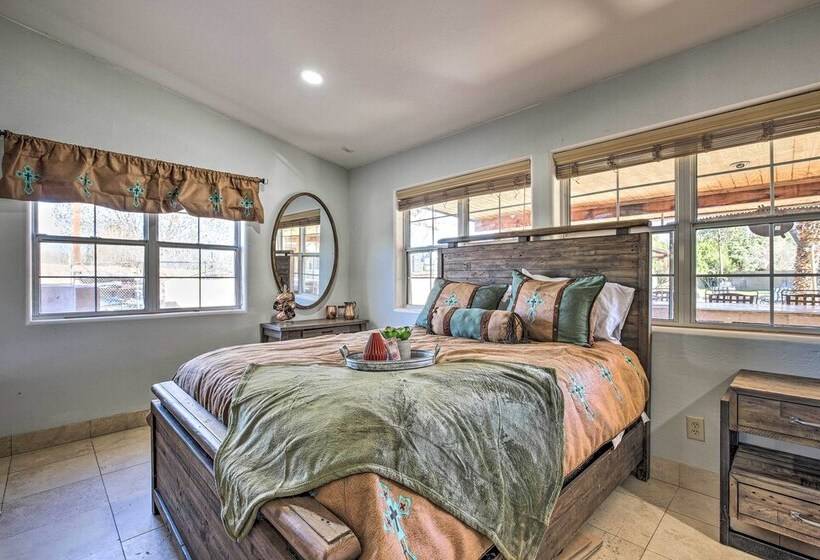 Spacious Glendale Home W/ Outdoor Kitchen!