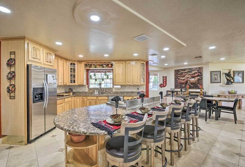 Spacious Glendale Home W/ Outdoor Kitchen!
