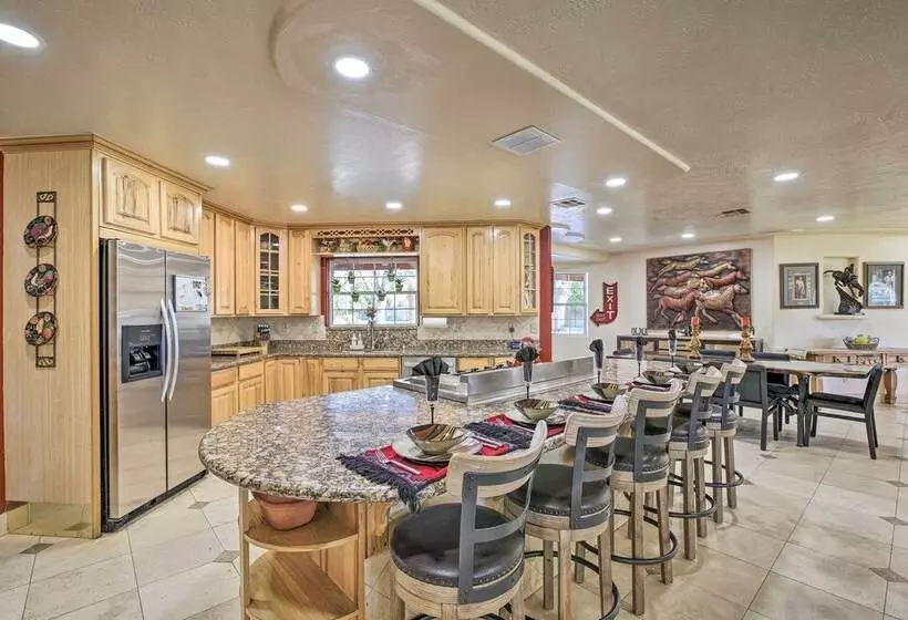 Spacious Glendale Home W/ Outdoor Kitchen!
