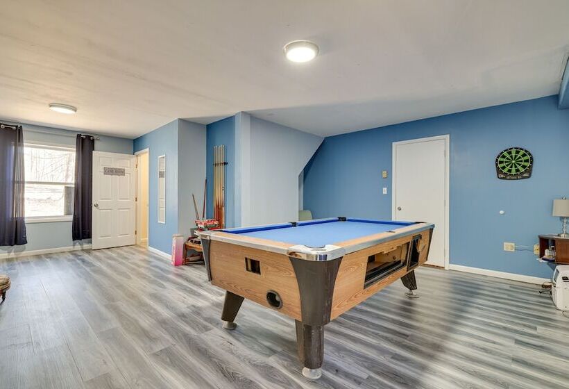 Spacious Home W/ Pool Table & Deck Near Casino!