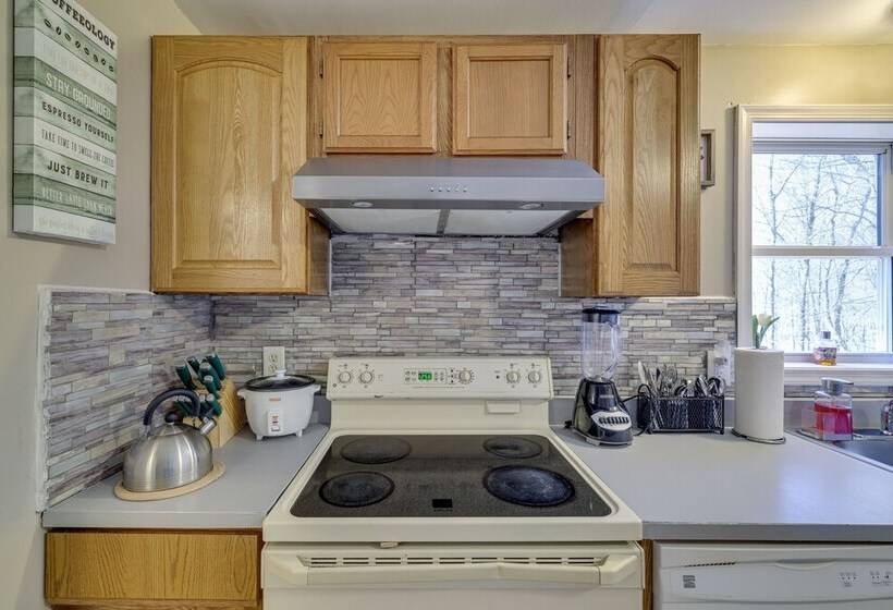 Spacious Home W/ Pool Table & Deck Near Casino!