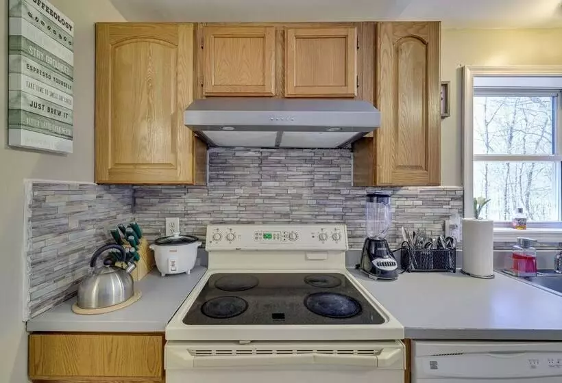Spacious Home W/ Pool Table & Deck   Near Casino!