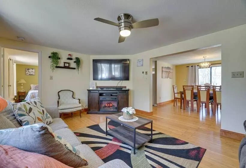 Spacious Home W/ Pool Table & Deck   Near Casino!