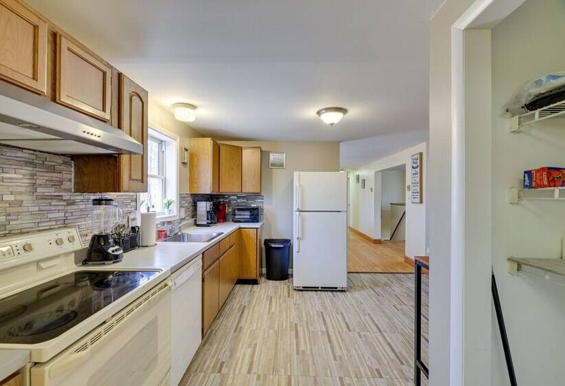 Spacious Home W/ Pool Table & Deck Near Casino!