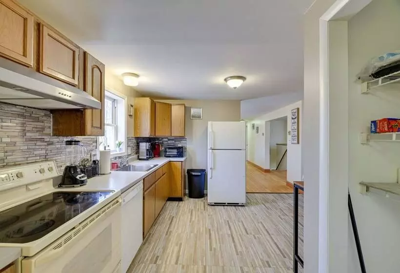 Spacious Home W/ Pool Table & Deck   Near Casino!