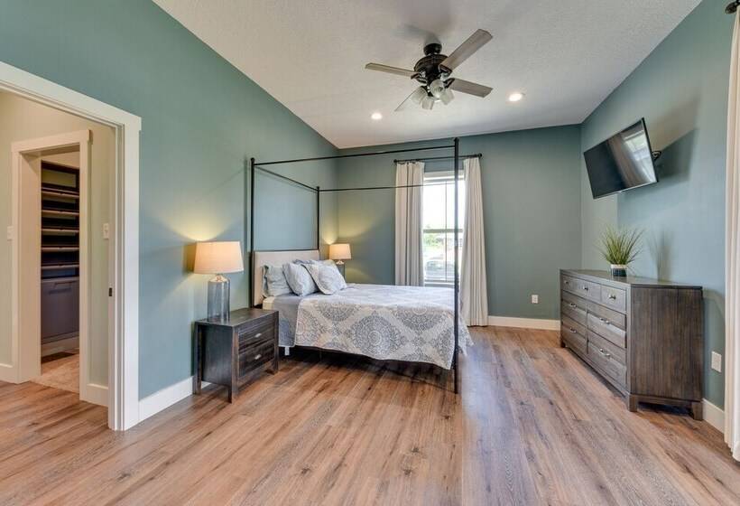 Spacious Lake Charles Craftsman   Pet Friendly!