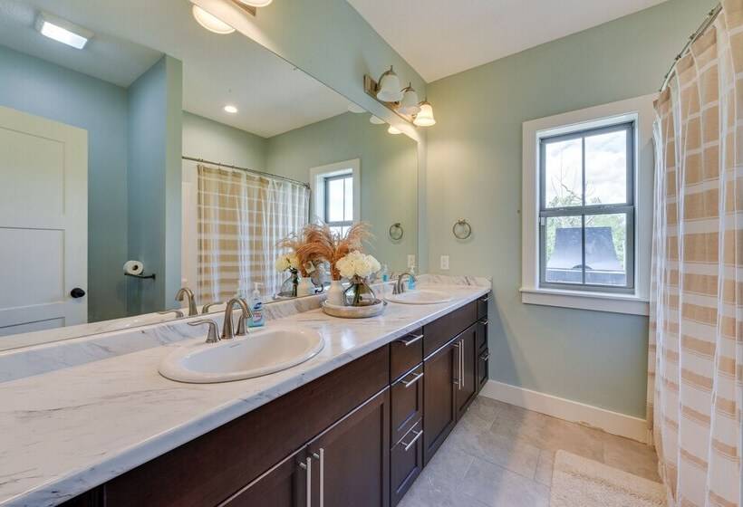 Spacious Lake Charles Craftsman   Pet Friendly!