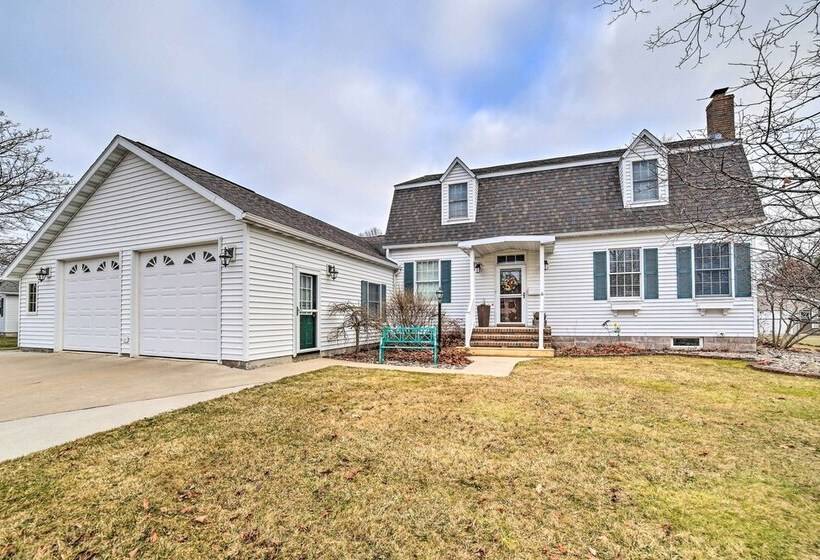 Spacious Michigan Home W/ Private Hot Tub