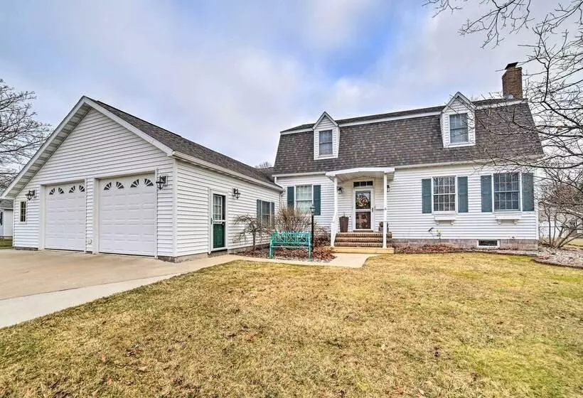 Spacious Michigan Home W/ Private Hot Tub