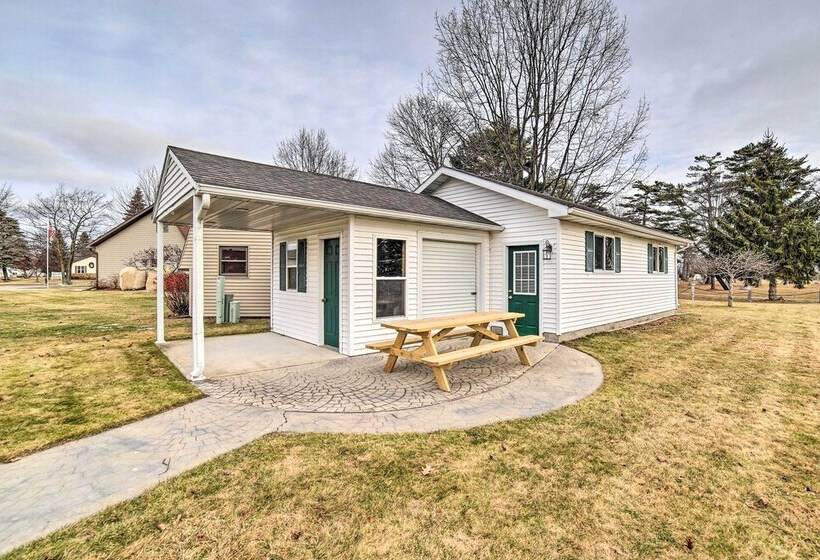 Spacious Michigan Home W/ Private Hot Tub