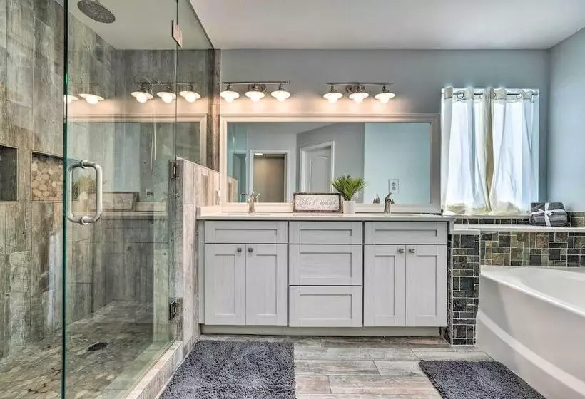 North Phoenix Desert Gem W/ Yard & Hot Tub!