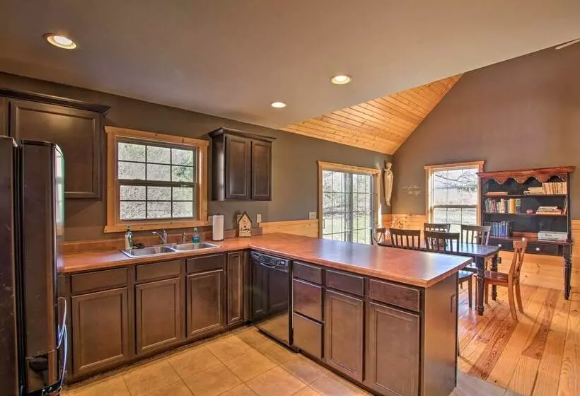 Updated Rural Retreat In New Haven Near Vineyards!